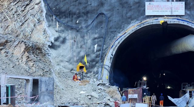 Ινδία: Μέσω κάμερας εθεάθησαν οι 41 παγιδευμένοι εργάτες στη σήραγγα – Οι πρώτες εικόνες