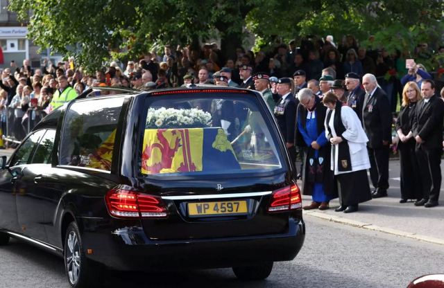 Βασίλισσα Ελισάβετ: Ξεκίνησε από το Μπαλμόραλ η πομπή με τη σορό της