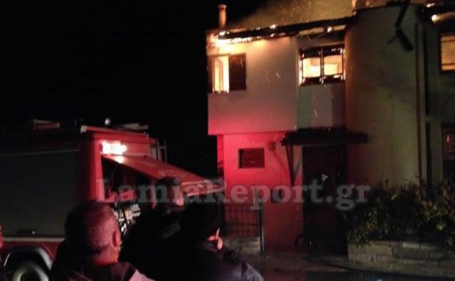 Στις φλόγες μεζονέτα από φωτιά στην καμινάδα