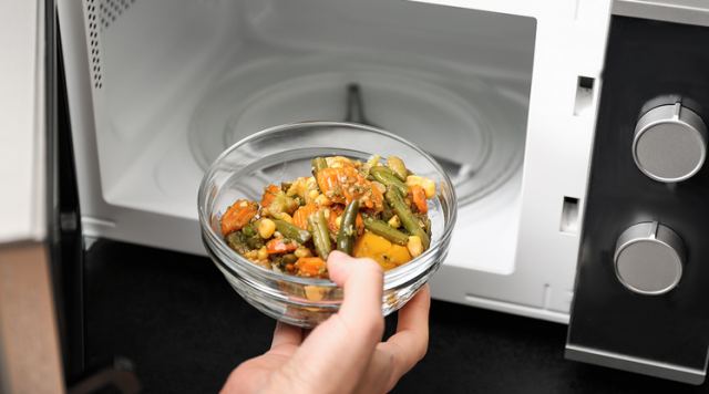 Φαγητό: Πόσες φορές είναι ασφαλές να το ξαναζεστάνουμε - Χρήσιμα tips