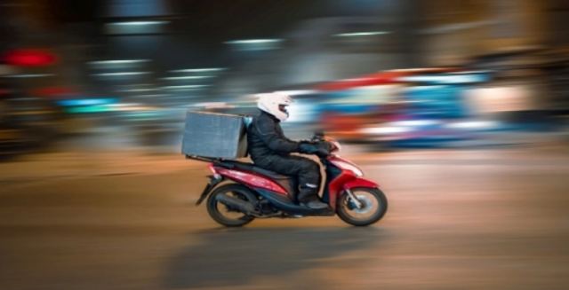 Απίστευτο περιστατικό: Την «βομβαρδίζουν» συνεχώς με παραγγελίες που δεν έχει κάνει!