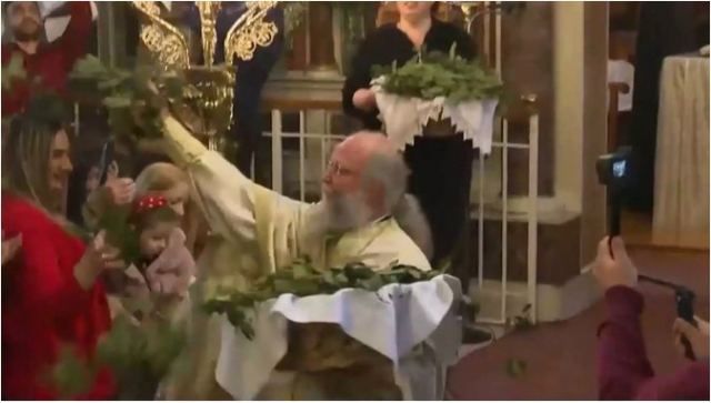 Χίος: «Χαμός» και φέτος στην πρώτη Ανάσταση με τον «ιπτάμενο Ιερέα» και το viral σάλτο του