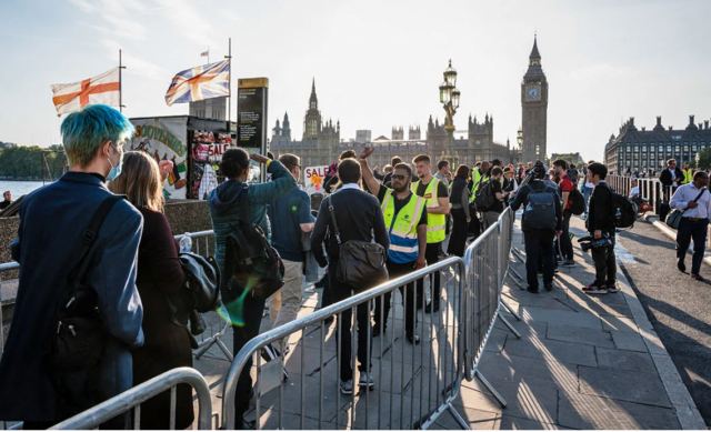 Βασίλισσα Ελισάβετ: Η Βρετανία ξενύχτησε στην ουρά - Περιμένουν έως και 1 εκατ. κόσμο στο λαϊκό προσκύνημα