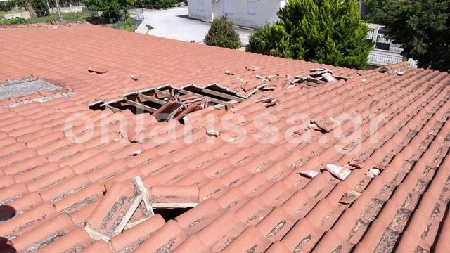 Πανικός από χαμηλή πτήση αεροπλάνου – Ξηλώθηκε η σκεπή (ΒΙΝΤΕΟ - ΦΩΤΟ)