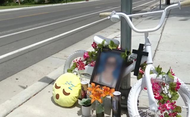 «Πατάμε φρένο»: Το μήνυμα σε μνημείο για τα τροχαία – Φτιάχτηκε από πατημένο ποδήλατο και παιδική φωτογραφία