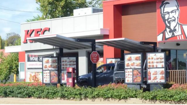 Αυστραλία: Εθνική «κρίση» για την... «παλαβή» απόφαση της KFC να αντικαταστήσει το μαρούλι με λάχανο στα μπέργκερ!