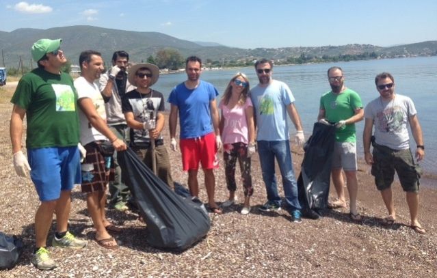 Ράχες: Μάζεψαν τα σκουπίδια από την παραλία στο Φάρο