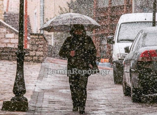 Στα λευκά ντύθηκε από το πρωί και το Καρπενήσι (ΦΩΤΟ - ΒΙΝΤΕΟ)