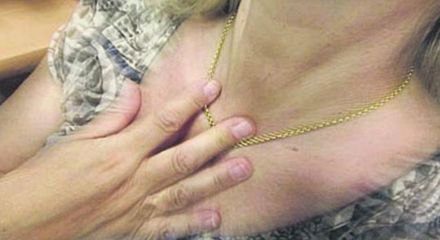 Της βούτηξε την αλυσίδα από το λαιμό