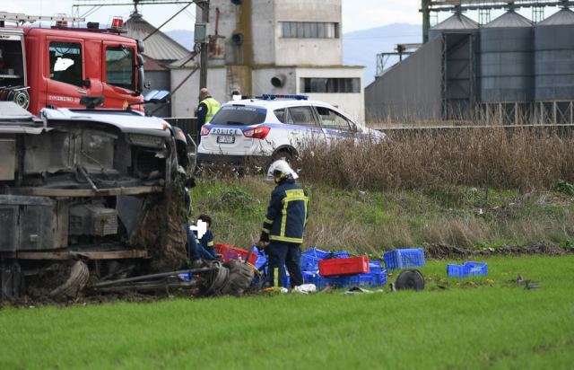 Νεκρός ο οδηγός φορτηγού που βγήκε εκτός δρόμου και ανατράπηκε - ΦΩΤΟ