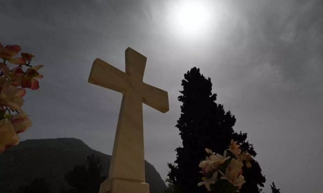 Ηράκλειο: Μετά την κηδεία οι συγγενείς έβγαλαν μαχαίρια – Τους χώρισε ο ιερέας