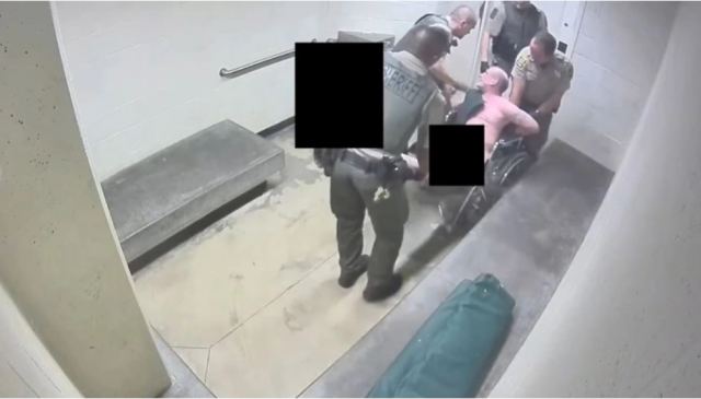 Φύλακες βασάνισαν κρατούμενο με κινητικά προβλήματα στις ΗΠΑ: Τον χαστούκισαν και τον άφησαν γυμνό στο πάτωμα