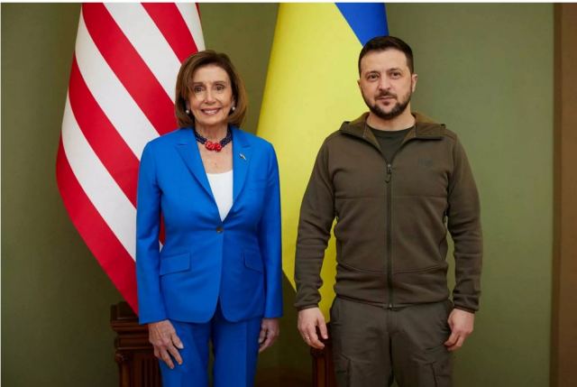 Στο Κίεβο η Νάνσι Πελόζι, συναντήθηκε με τον Ζελένσκι - «Δεσμευόμαστε να είμαστε εδώ μέχρι τέλος»