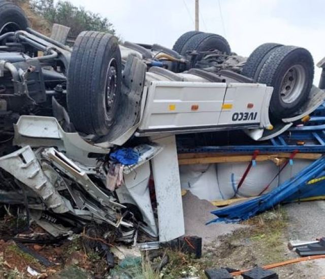 Τούμπαρε νταλίκα έξω από το Γαλαξίδι (ΦΩΤΟ)