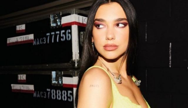 Dua Lipa: Κάνει ηλιοθεραπεία με μπικίνι πλάι στο ποτάμι και το Instagram παραληρεί