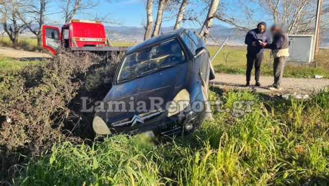 Εκτροπή αυτοκινήτου έξω από τη Λαμία - Δείτε εικόνες