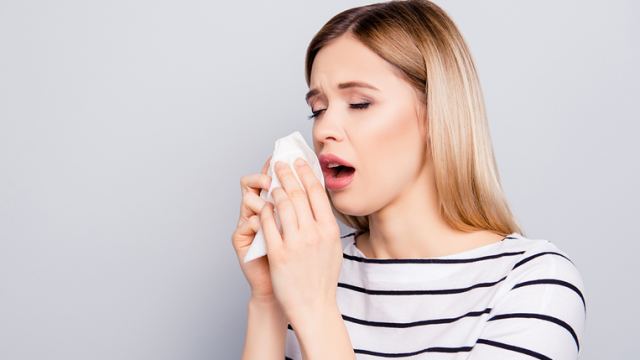 Φτέρνισμα: Γιατί δεν πρέπει να το «πνίγουμε» - Τι θα συμβεί