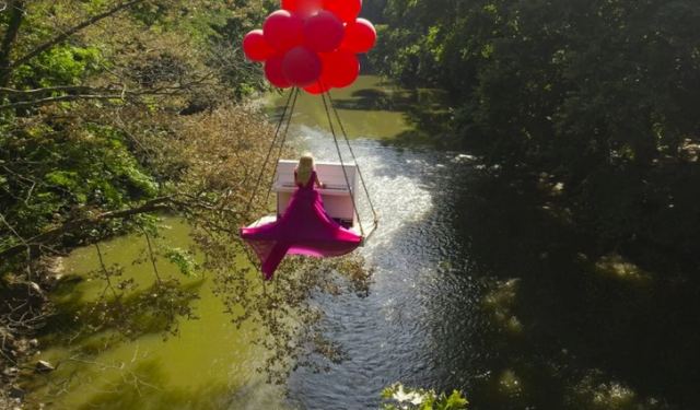 Γνωρίστε την… ιπτάμενη πιανίστρια - Παίζει μουσική αιωρούμενη στην κοιλάδα των Τεμπών (ΒΙΝΤΕΟ)