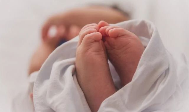 Θεσσαλία: Συγκινητική διάσωση βρέφους σε πλημμυρισμένο σπίτι