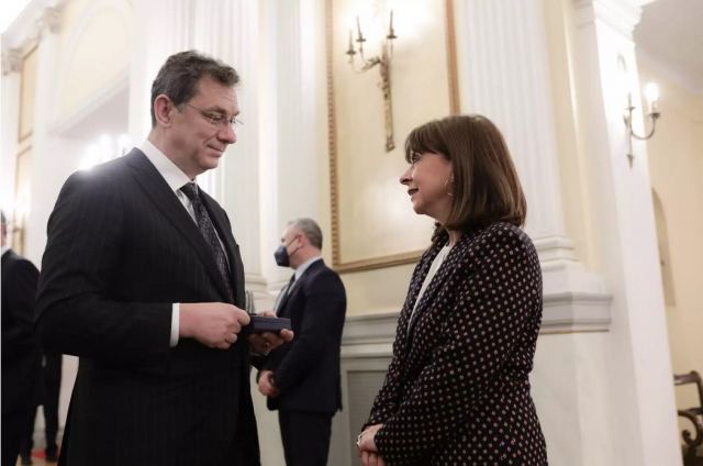 Άλμπερτ Μπουρλά: Παρασημοφορήθηκε από την Κατερίνα Σακελλαροπούλου – Βραβεύτηκαν και άλλες προσωπικότητες