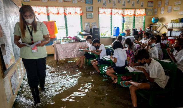 Φιλιππίνες: Τρεις νεκροί από το φονικό κυκλώνα Μα-ον - Παιδιά κάνουν μάθημα μέσα σε πλημμυρισμένες αίθουσες