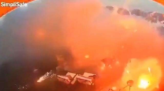 ΗΠΑ: Παραλίγο να βάλουν φωτιά στο σπίτι τους με πυροτεχνήματα γιορτάζοντας την 4η Ιουλίου - Δείτε βίντεο