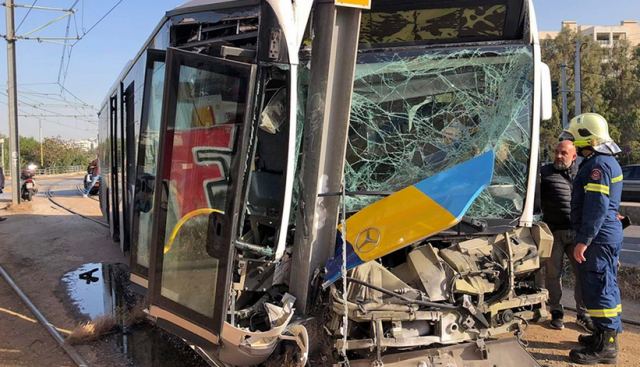 Τροχαίο με τραυματίες στην παραλιακή: Λεωφορείο γεμάτο επιβάτες «καρφώθηκε» σε κολώνα