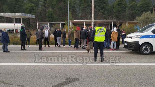 Θερμοπύλες: Βγήκαν στο δρόμο οι πρόσφυγες