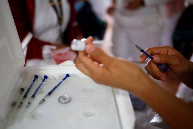 Κορωνοϊός: Ξεκινούν τη Δευτέρα οι εμβολιασμοί με τα επικαιροποιημένα εμβόλια