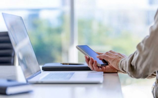 Ο εργαζόμενος έχει δικαίωμα να αρνηθεί να εκτεθεί στα social media του εργοδότη - Τι προβλέπει εγκύκλιος