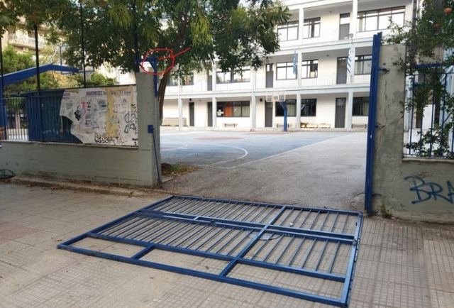 «Έφαγε» την εξώπορτα του σχολείου στο κεφάλι