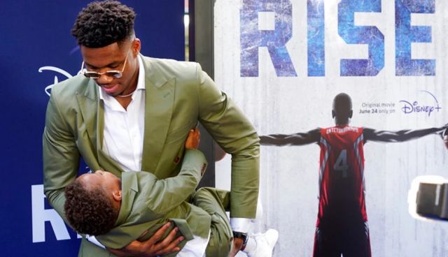 Γιάννης Αντετοκούνμπο: Έκανε πρεμιέρα το «Rise» - Έκλεψαν την παράσταση οι γιοι του