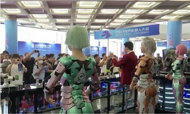 Ανθρωποειδή ρομπότ κλέβουν την παράσταση στο Παγκόσμιο Συνέδριο Ρομπότ στο Πεκίνο