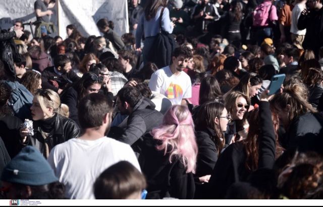 Συγκέντρωση διαμαρτυρίας καλλιτεχνών μπροστά στη Βουλή