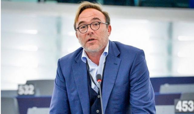 Ο Πέτρος Κόκκαλης προσχώρησε στην Ομάδα των Πρασίνων στο Ευρωπαϊκό Κοινοβούλιο