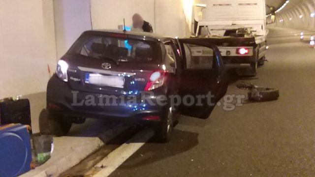 Εκτροπή αυτοκινήτου τη νύχτα στις σήραγγες της Στυλίδας