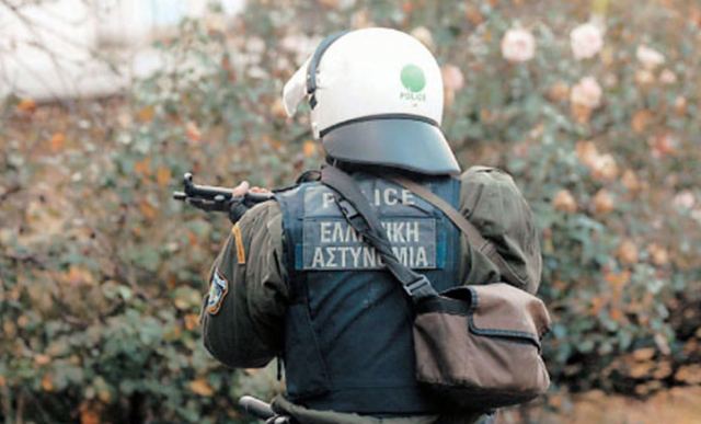 Παραδόθηκε ο αστυνομικός που είχε ταμπουρωθεί στο σπίτι του
