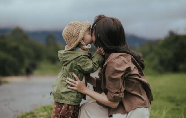 Μάνα (του Κώστα Θερμογιάννη)