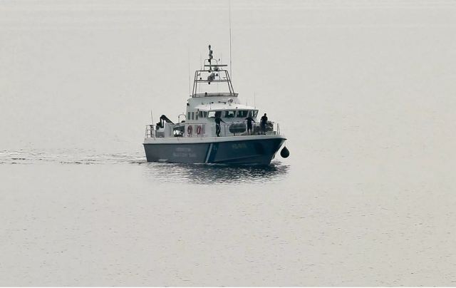 Σάμος: Τουλάχιστον 25 μετανάστες έσωσαν οι λιμενικοί στο ναυάγιο με το νεκρό αγοράκι