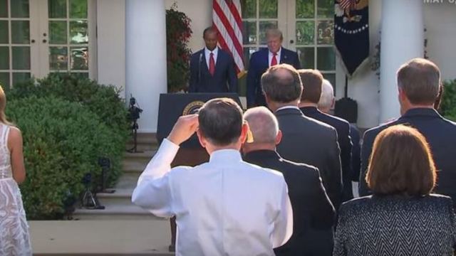 O Tραμπ τίμησε τον Τάιγκερ Γουντς: «Είναι ένας μύθος»