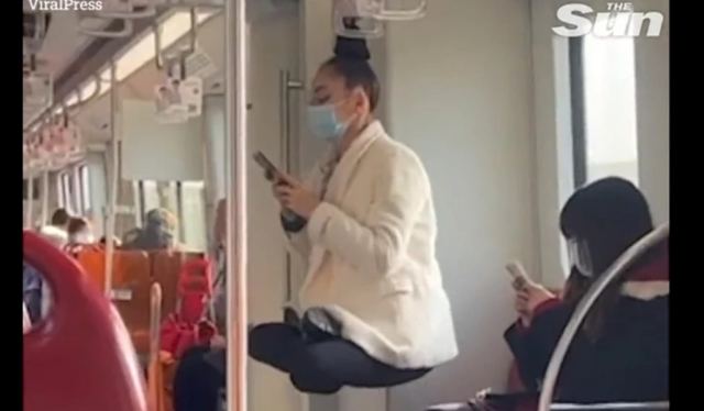 Ρωσίδα στο μετρό δεν κρατιέται από χειρολαβές, αλλά από… τα μαλλιά της