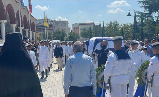 Λάρισα: Θρήνος στο τελευταίο «αντίο» για την Θάλεια Κορδαμπάλου (φωτ. & βίντεο)