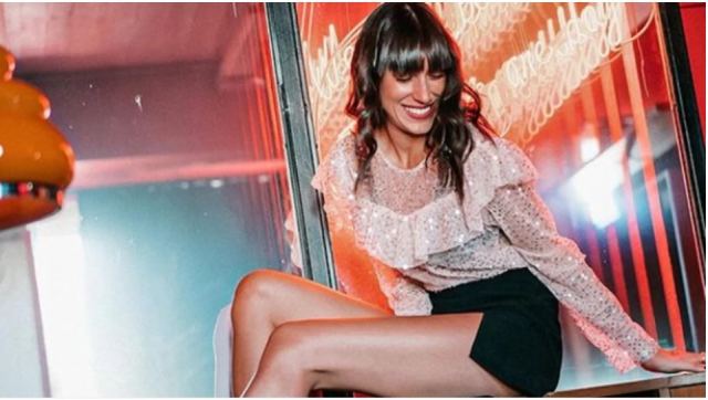 Ραφαέλα Ψαρρού: Η super hot εμφάνιση με μίνι δαντελένια φούστα, μποτίνια και ανδρικό σακάκι