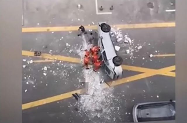 Σανγκάη: Ηλεκτρικό αυτοκίνητο έπεσε από τον τρίτο όροφο στη διάρκεια δοκιμών – Δύο νεκροί