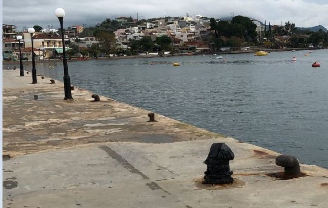 Ράχες: Στα πρόθυρα κατάρρευσης το λιμάνι