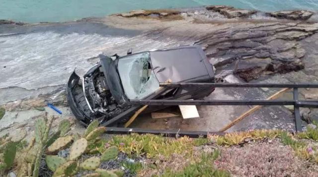 Αυτοκίνητο με μητέρα και παιδί έπεσε στα βράχια - Δείτε εικόνες