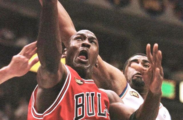 Μάικλ Τζόρνταν: Φανέλα που φόρεσε στους τελευταίους του τελικούς ΝΒΑ πωλήθηκε για αστρονομικό ποσό