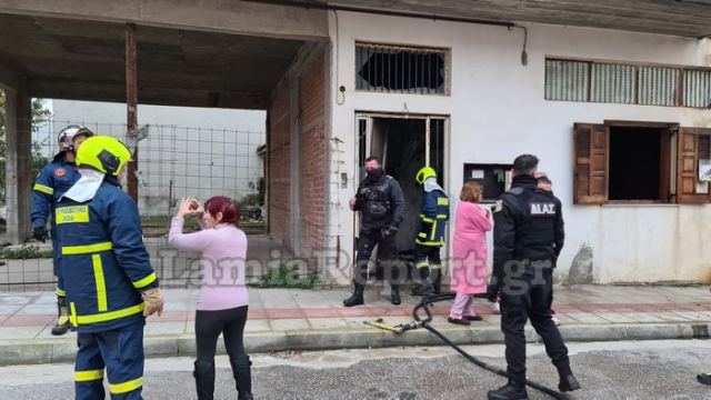 Λαμία: Συναγερμός για εγκλωβισμένο άτομο σε σπίτι που καιγόταν