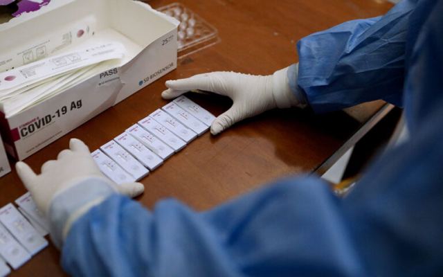 Κορωνοϊός: 10.858 τα νέα κρούσματα σήμερα, με 359 διασωληνωμένους και 76 θανάτους - Πόσες είναι οι επαναλοιμώξεις