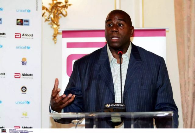 Μύκονος: Ο Μάτζικ Τζόνσον κέντρισε τα βλέμματα σε γνωστό εστιατόριο – Ξανά στην Ελλάδα για διακοπές